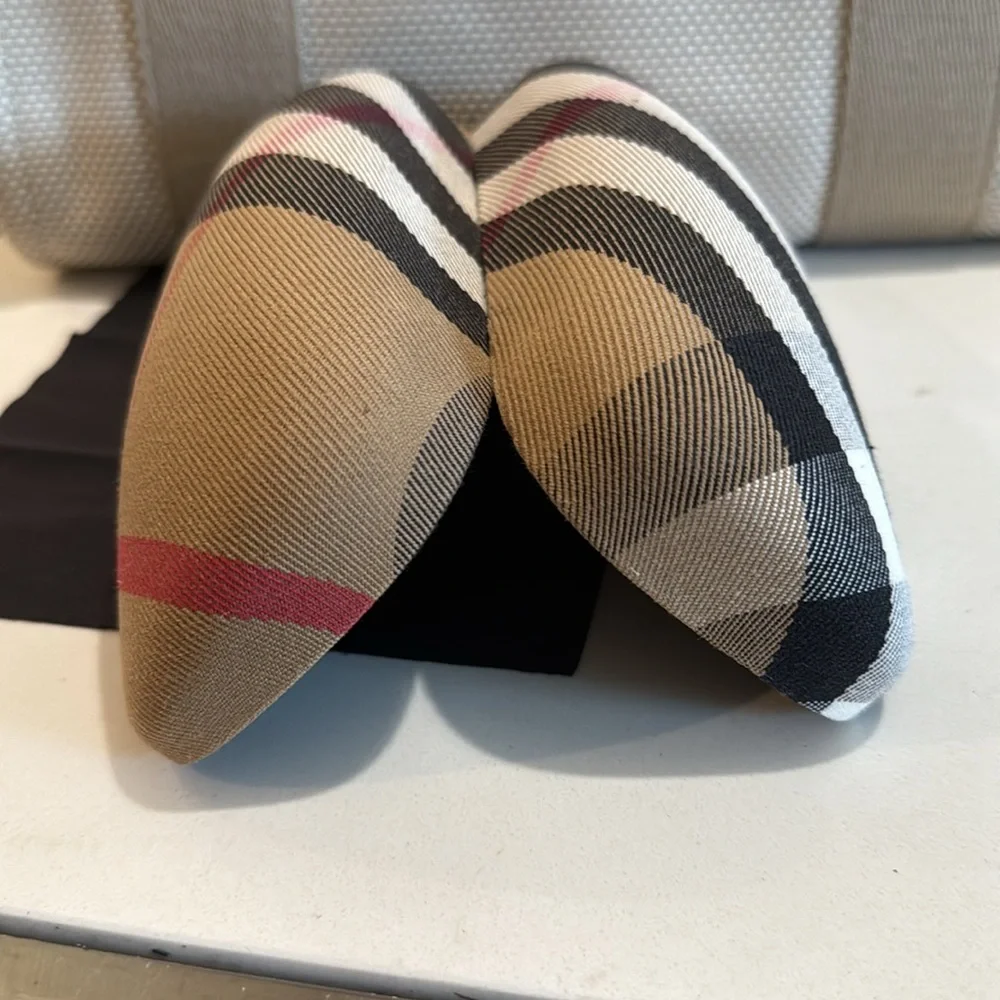 Burberry Sunglasses Case - EUC - Picture 7 of 7